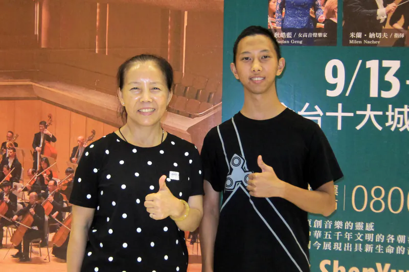 Chen Shiang Shiang (L), associate professor at a university in Taiwan, who earned her doctoral degree in music art from the University of Louisiana, U.S., enjoyed Shen Yun Symphony Orchestra’s performance at Taichung City Chung Shan Hall, Taichung, Taiwan, on Sept. 23, 2018. (Don Huiling/The Epoch Times)
