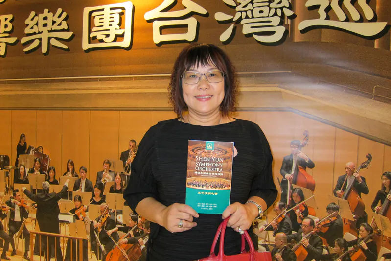 Huang Hui-ying, president of Tainan Real Estate Marketing Agency Association, attends a Shen Yun performance at the Tainan Cultural Center Performing Hall, in Tainan, a city in southern Taiwan, on Sept. 27, 2018. (Sun Guo-ying/The Epoch Times)