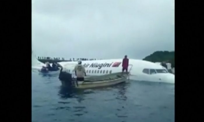 passengers-rescued-from-plane-after-crash-landing-in-lagoon-video