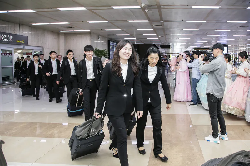 Members of Shen Yun Symphony Orchestra walk past welcoming fans at the Gimpo Airport in Seoul, South Korea, on Sept. 29, 2018. (Quan Jinglin/The Epoch Times)