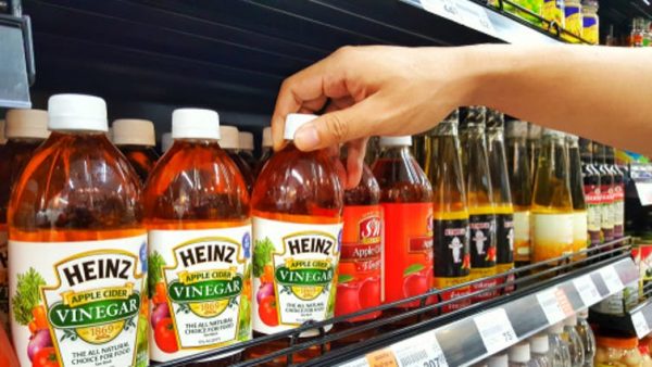 apple cider vinegar on grocery store shelf