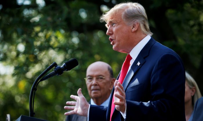 U.S. President Donald Trump announces the United States-Mexico-Canada Agreement (USMCA) as U.S. Commerce Secretary Wilbur Ross looks on during a news conference in the Rose Garden of the White House in Washington, D.C. on Oct. 1, 2018. (Leah Millis/Reuters)