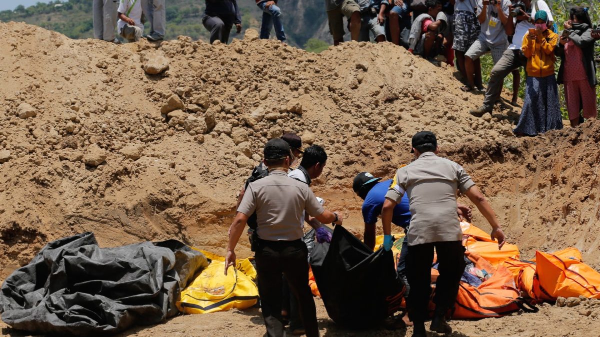 Rescue teams victims mass grave
