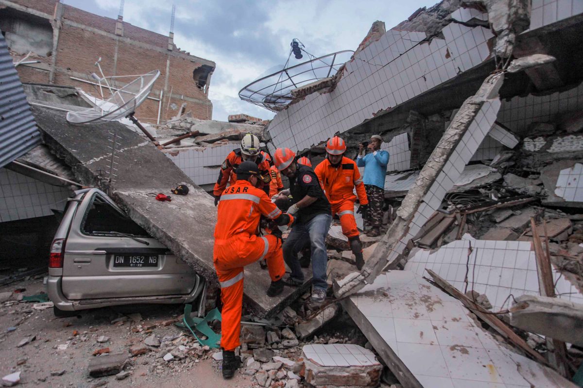 Search-and-rescue-workers-evacuate-an-earthquake