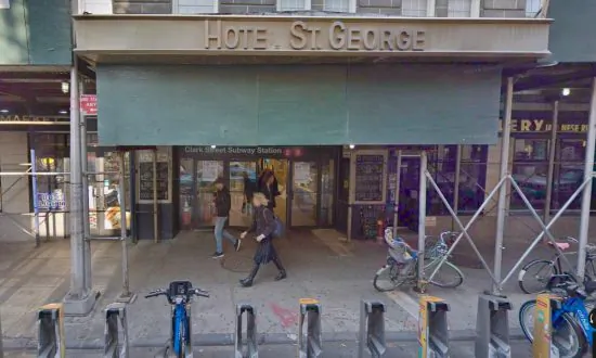 Customers Trapped in NYC Subway Elevator Panic As Firefighters Arrive