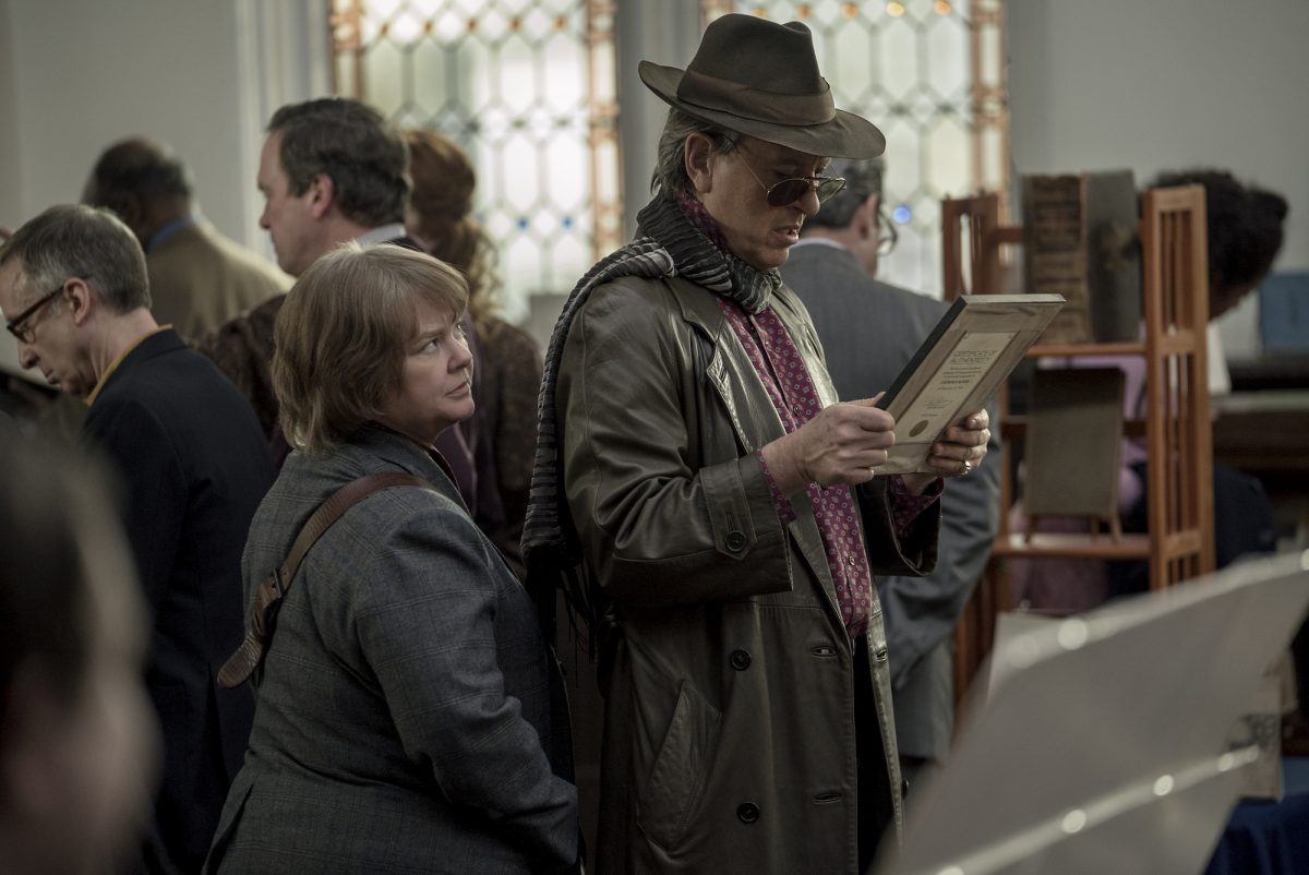 Melissa McCarthy and Richard E. Grant examine letters