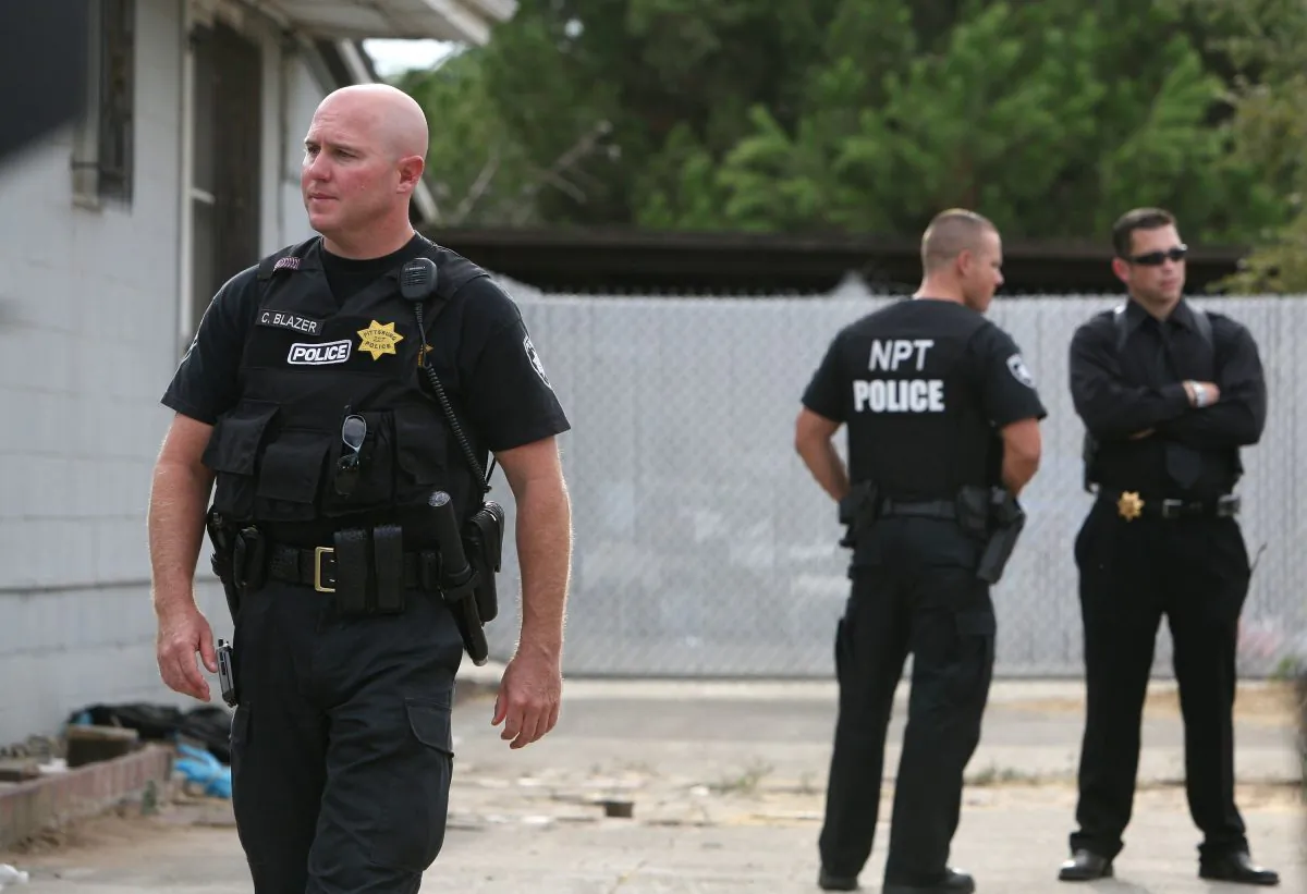 Pittsburg, California police officers stand in front of the home of alleged kidnapper Phillip Garrido as they search the property in Antioch, California on Aug. 28, 2009. (Justin Sullivan/Getty Images)