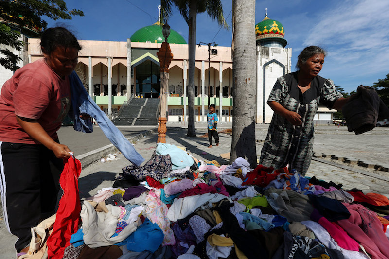 people search through rubble in Sulawesi