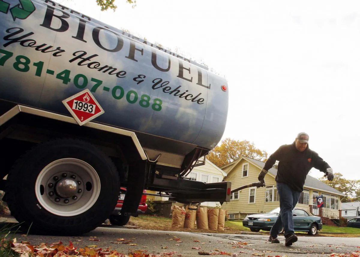 A worker delivers a mixture of biofuel to a home in Norwood, Massachusetts, on November 12, 2007. (Brian Snyder/Reuters)