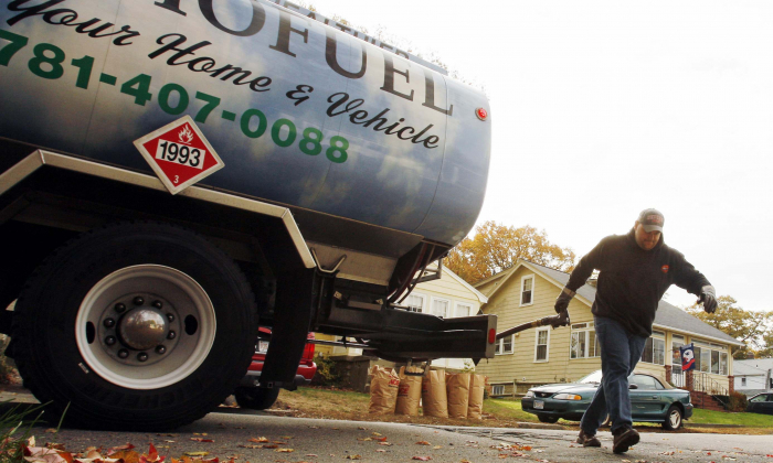 A worker delivers a mixture of biofuel to a home in Norwood, Massachusetts, on November 12, 2007. (Brian Snyder/Reuters)