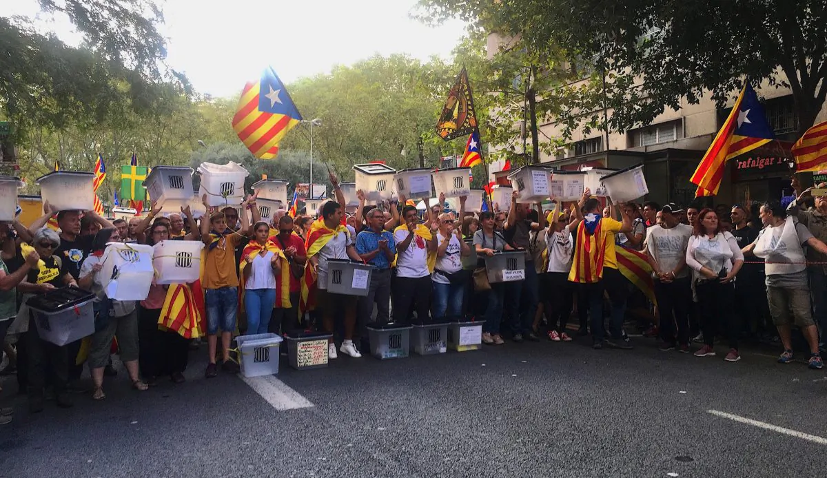 Pro-independence supporters hold ballot boxes symbolic of the Oct. 1, 2017 Catalonia independence referendum, in Barcelona, Spain, on Oct. 1, 2018. (Anna Llado/Special to The Epoch Times)