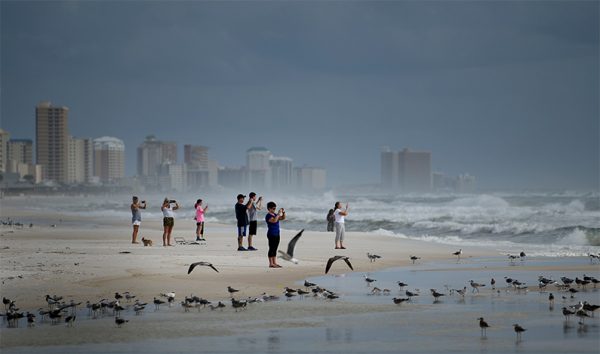 La gente mira hacia el Golfo de México
