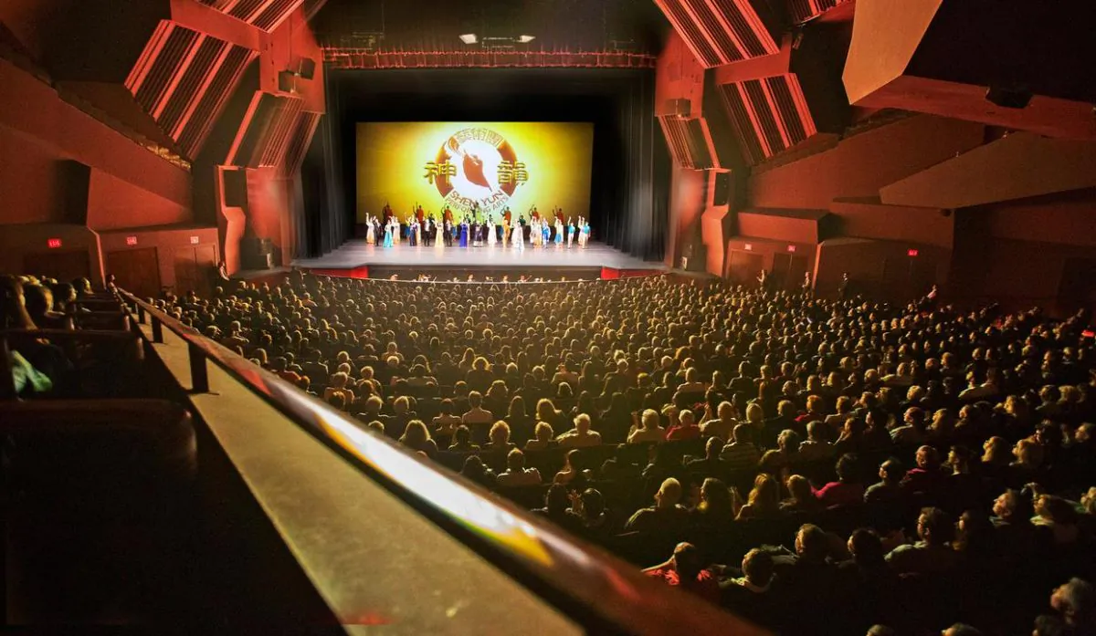Shen Yun performance at the Segerstrom Center for the Arts in Costa Mesa, Calif. on April 13, 2016 (Minghui.org)