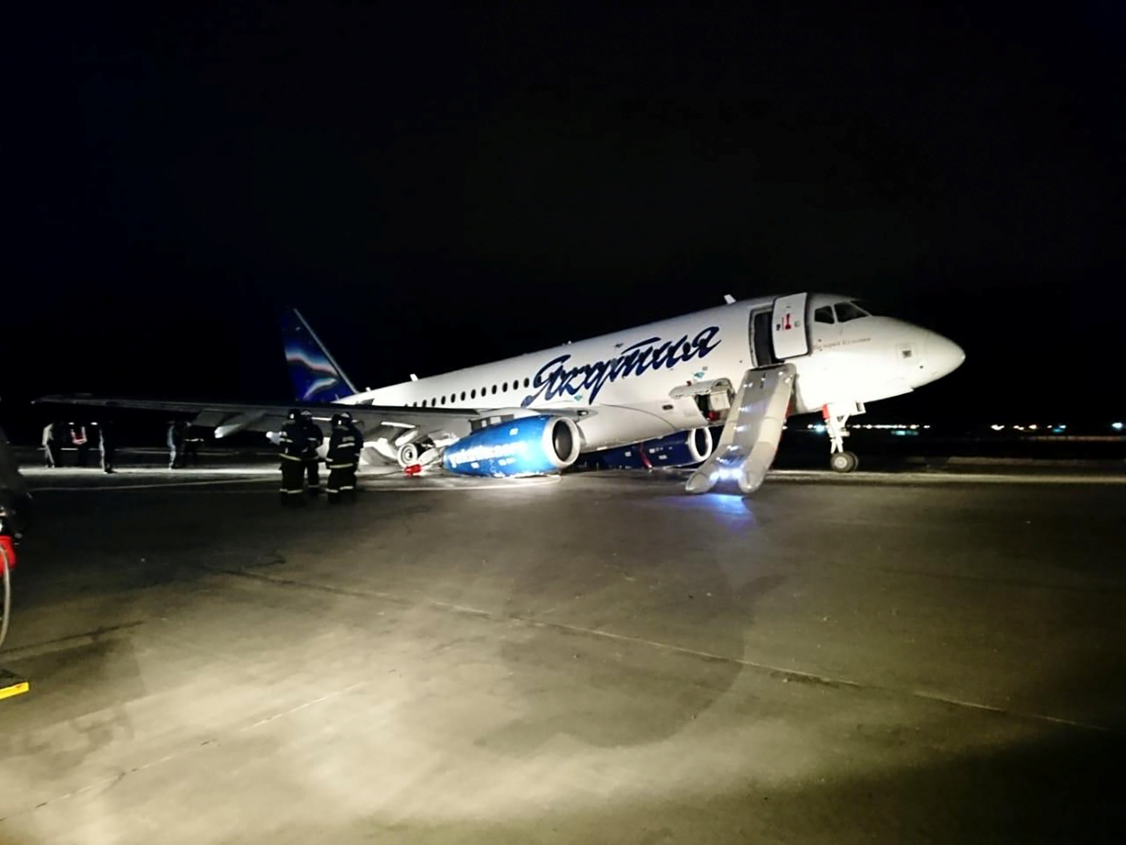 Посадка якутск. Авиакомпания Якутия SSJ 100. Авиакомпании Якутия Sukhoi Superjet 100. Сухой Суперджет 100 Якутия авария. Суперджет 100 самолет Якутия.