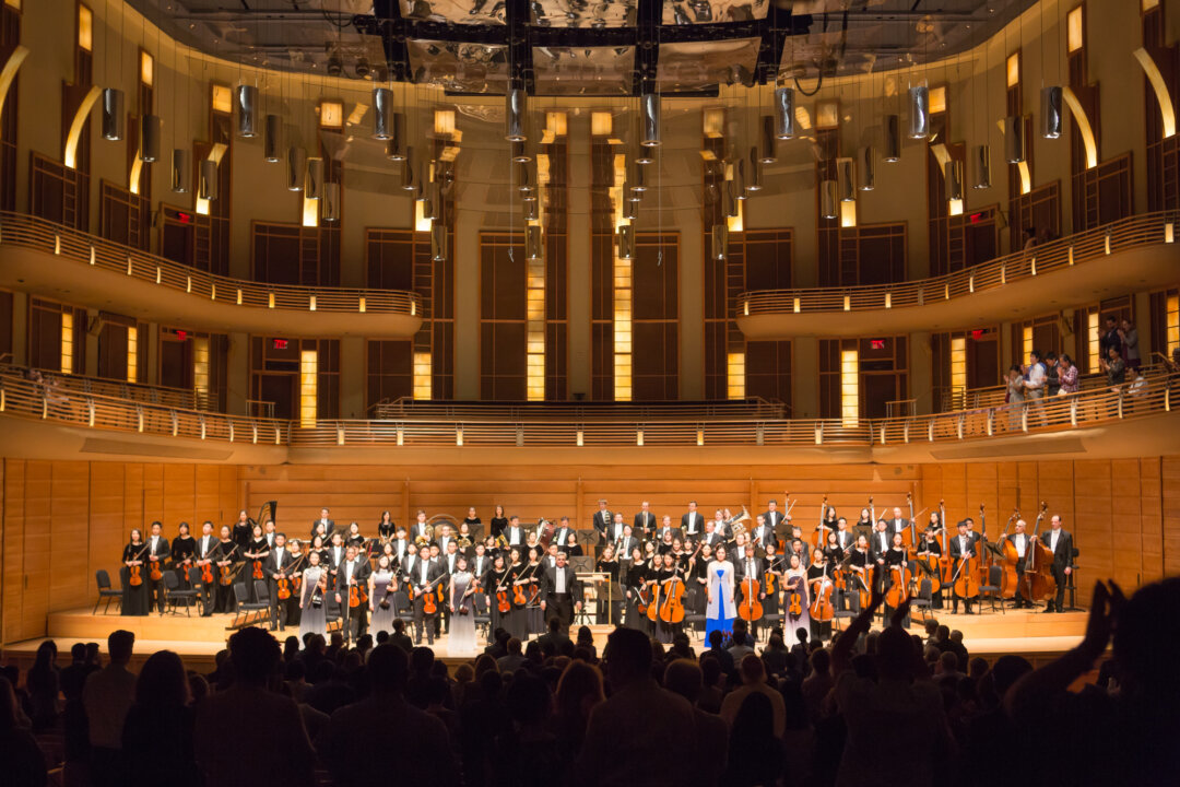 Audience members applaud Shen Yun Symphony Orchestra at the Music Center at Strathmore, North Bethesda, Maryland, on Oct. 10, 2018. "Absolutely beautiful. I mean—polished musicians; incredible synchronicity of the tone, it really was flawless," said Jane DeVane, a doctor of natural medicine, and a dancer. (Lisa Fan/The Epoch Times)