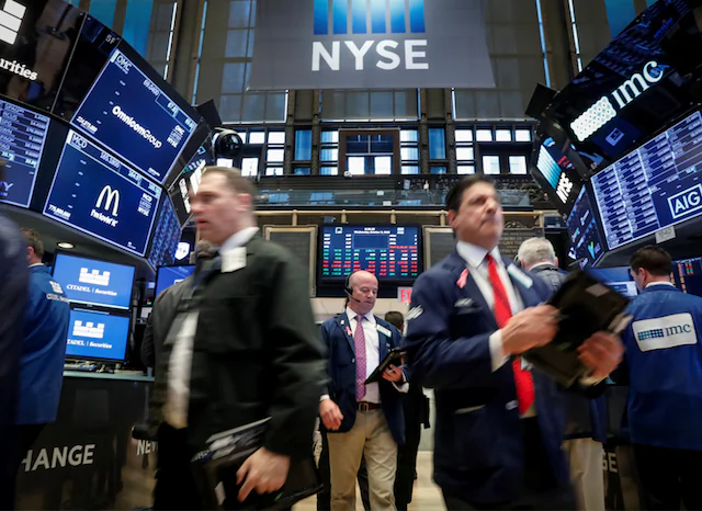 Traders work on the floor of the New York Stock Exchange (NYSE) in New York, on Oct. 3, 2018. (Reuters/Brendan McDermid)
