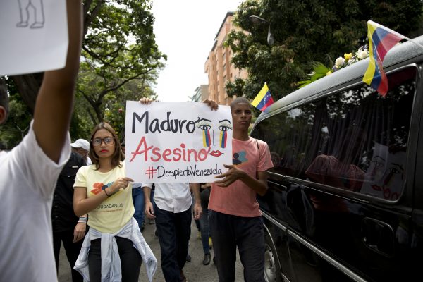 People holds sign Fernando Alban