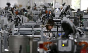 Japan Manufacturers' Mood Rises, Trade Worries Weigh on Outlook