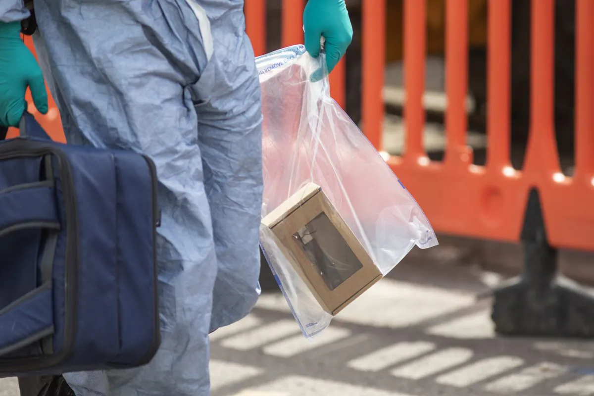 A forensic officer carries a knife from a crime scene after an incident in which four boys were stabbed in London on Aug. 17, 2018. (Dan Kitwood/Getty Images)