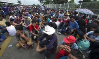Migrant Caravan Clashes With Mexican Police, Migrants Sleep on Bridge at Border