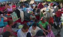 Video: Migrant Caravan Arrives, Spreads out on Street in Huixtla, Mexico