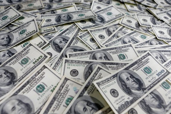 One-hundred-dollar-notes-at-a-bank-in-Seoul