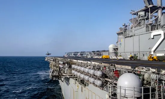 Iranian Boats Threaten US Warship in Persian Gulf