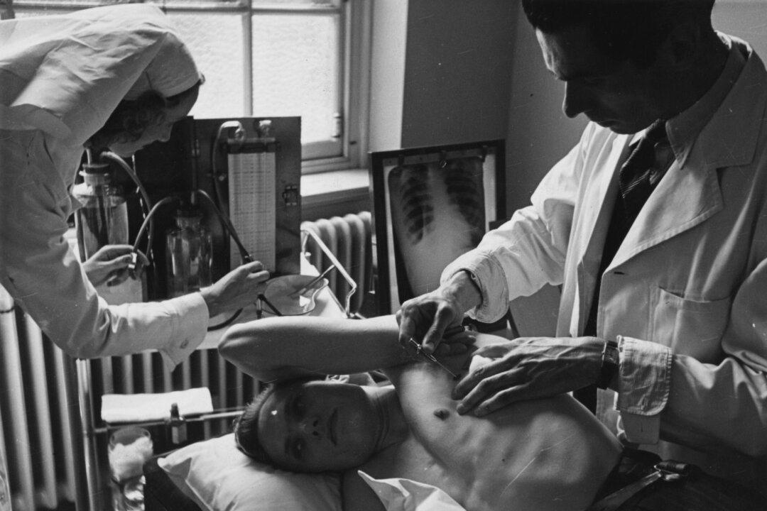Medical staff treat a case of Tuberculosis at a clinic in Paddington, London, in 1942.  (D. Hess/Fox Photos/Getty Images)