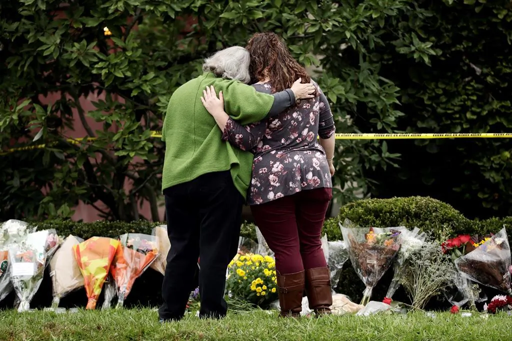 Canadians pay their respects to the victims in Pittsburgh. (The Canadian Press)