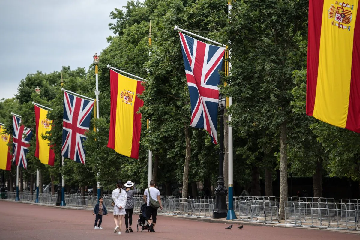 Tourists walk along The Mall where Spanish flags have been hung alongside Union Flags ahead of a state visit by King Felipe and Queen Letizia of Spain, on July 11, 2017 in London, England. (Carl Court/Getty Images)