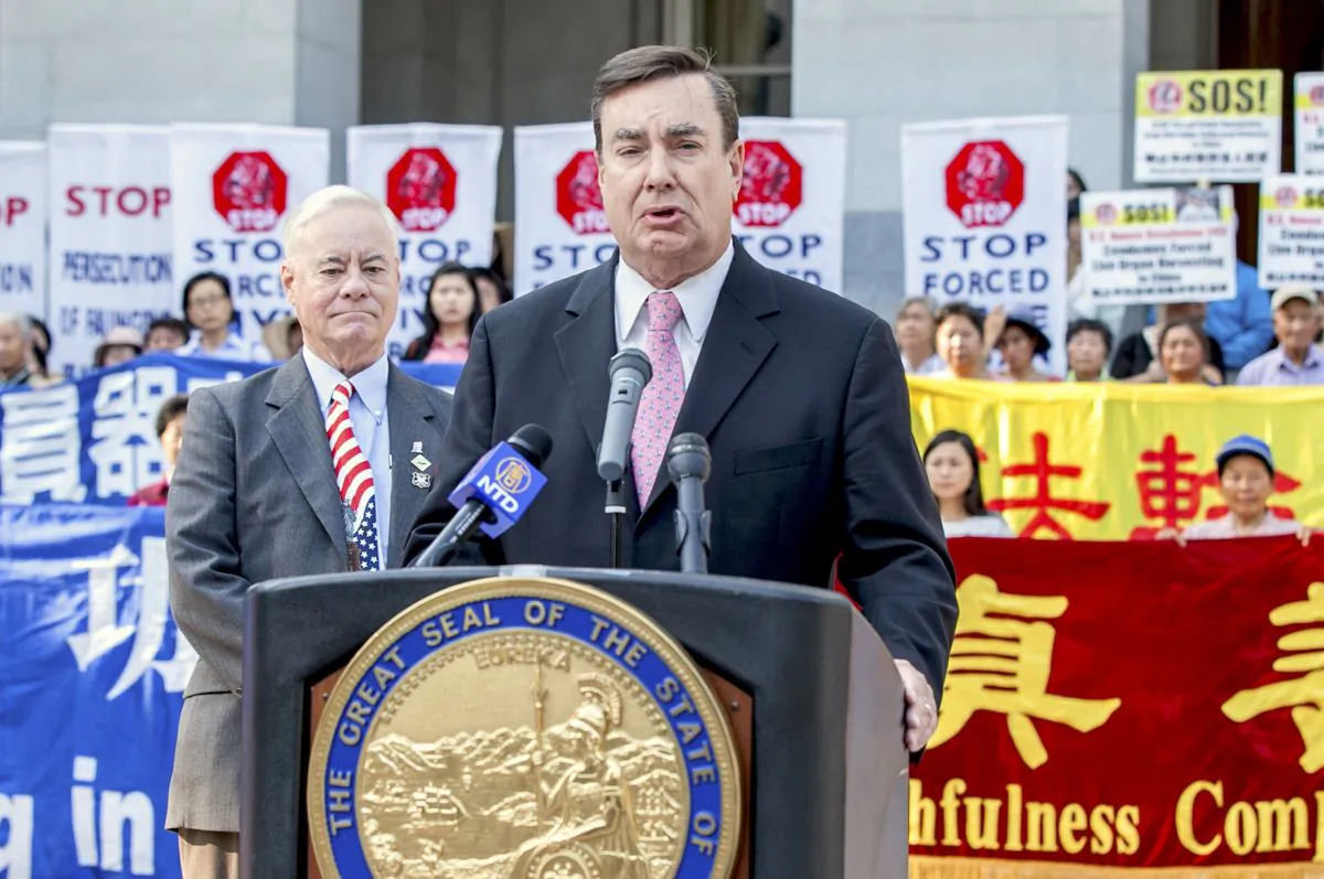 Senator Joel Anderson speaks in front of the California State Capitol in Sacramento during a rally to support a resolution condemning the Chinese Communist Party's persecution of Falun Gong practitioners, on Aug. 29, 2017. (Mark Cao/Epoch Times)