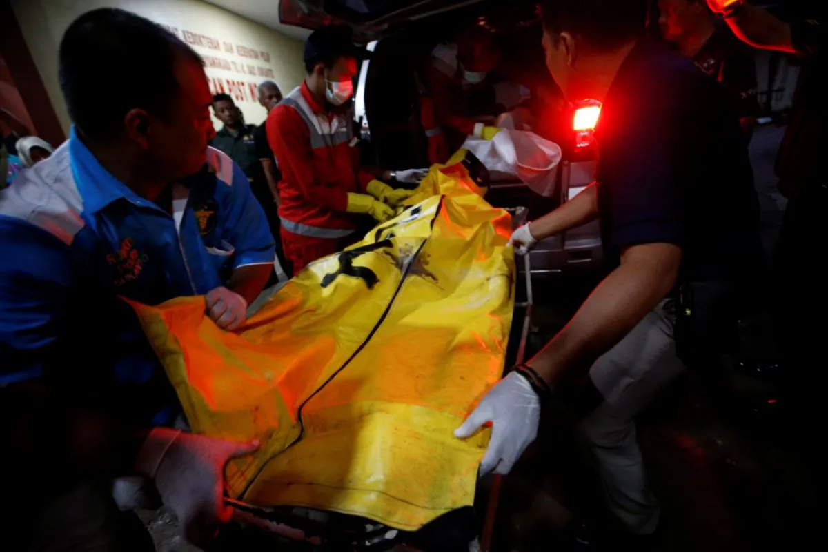 Officials carry a body bag off an ambulance to be identified by Indonesian Disaster Victim Identification (DVI) officer at Bhayangkara R. Said Sukanto hospital in Jakarta, Indonesia, Oct. 30, 2018. (Reuters/Willy Kurniawan)