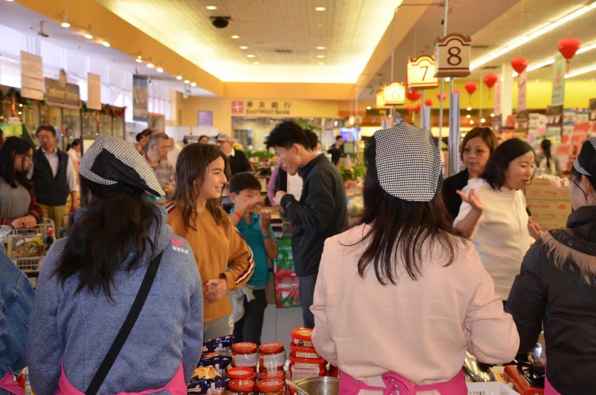 Visitors enjoy the 2018 Korean Healthy Food Awards at 99 Ranch Market in Milpitas on Oct. 20, 2018.  (David Zhang/The Epoch Times)