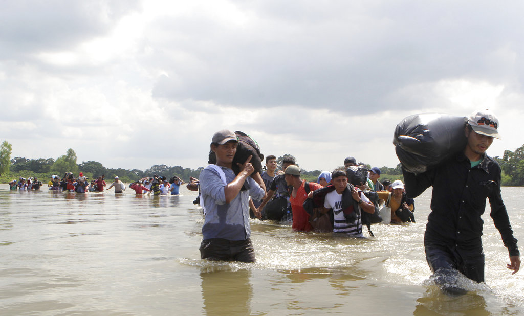 SAlvadoran crossing the Suchiate river into Mexico