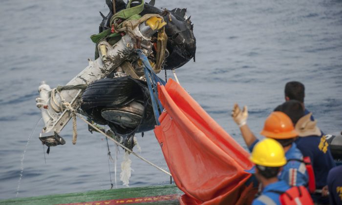 Rescuers use crane to retrieve part of the landing gears of the crashed Lion Air jet from the sea floor in the waters of Tanjung Karawang, Indonesia, on Nov. 4, 2018. (Fauzy Chaniago/AP Photo)