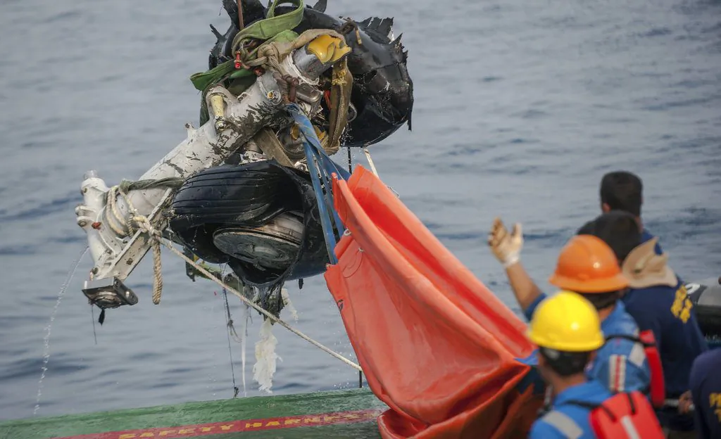 Rescuers use crane to retrieve part of the landing gears of the crashed Lion Air jet from the sea floor in the waters of Tanjung Karawang, Indonesia, on Nov. 4, 2018. (Fauzy Chaniago/AP Photo)