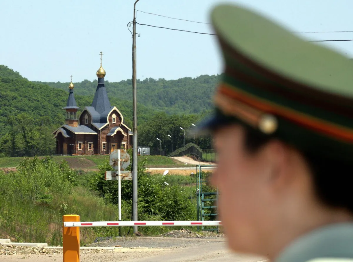 Suifenhe, CHINA: A Chinese border guard stands watch at a border crossing with Russia at the Chinese border town of Suifenhe, northeastern Heilongjiang province 07 July 2006. (GOH CHAI HIN/AFP/Getty Images)
