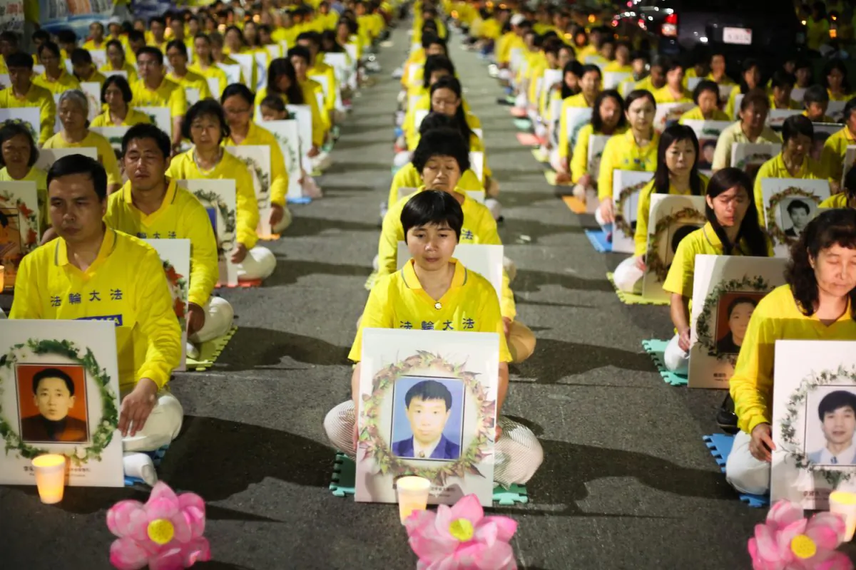 Falun Gong practitioners hold a candlelight vigil in front of the Chinese Consulate in Los Angeles for those who have died due to the Chinese regime's persecution, on Oct. 15, 2015. (Benjamin Chasteen/The Epoch Times)