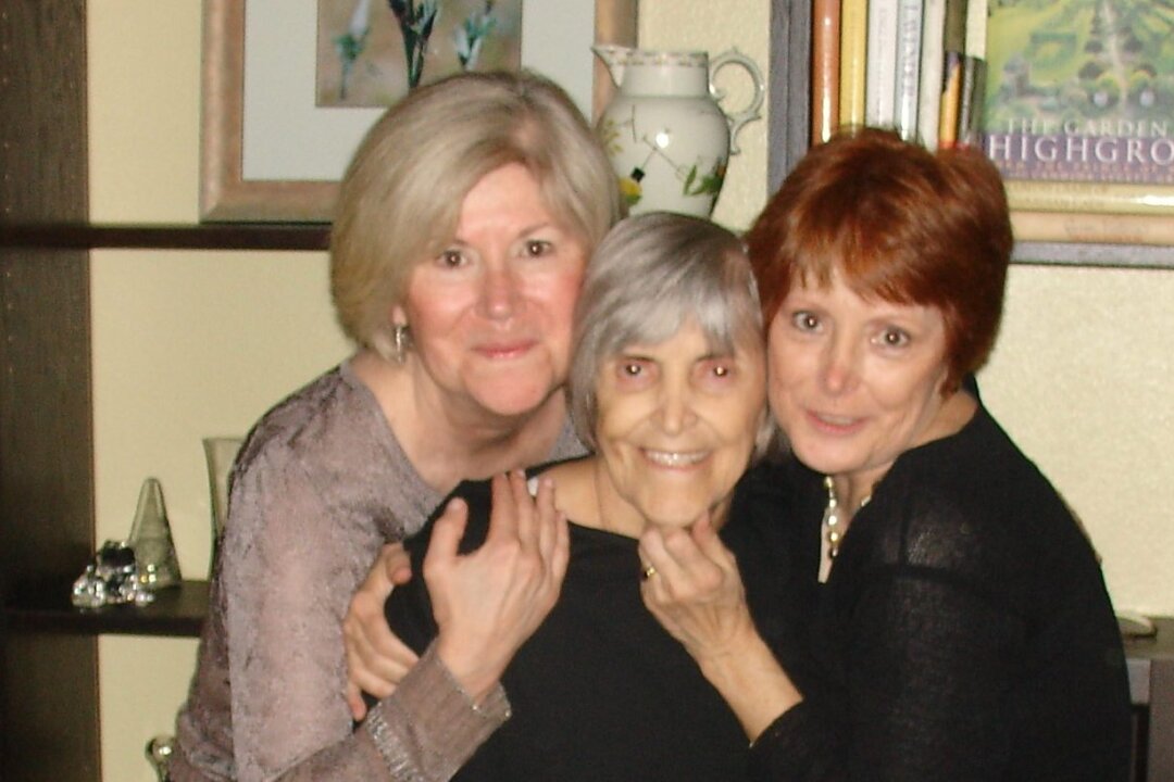 (L-R) Beverly Knutson, her mother Shirley, and sister Kae Hammond in 2008. (Courtesy of Kae Hammond)