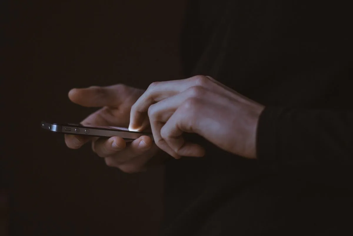 A stock photo shows a person sending a text message (Free-photos/pixabay.com)