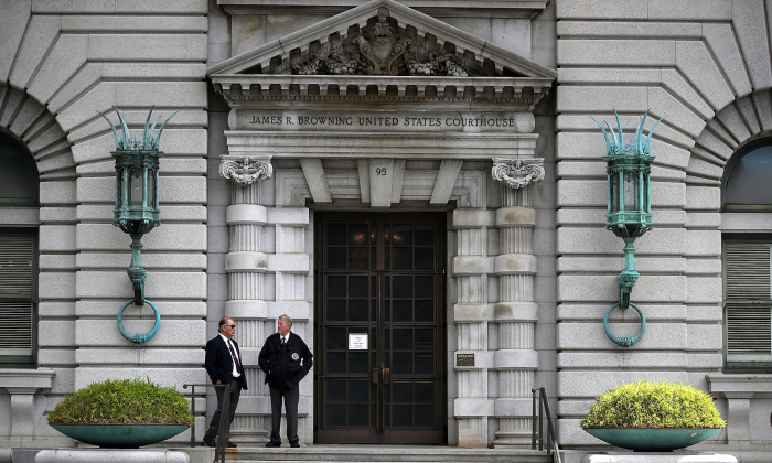 Security guards stand in front of the 9th U.S. Circuit Court of Appeals in San Francisco, Calif., on June 12, 2017. (Justin Sullivan/Getty Images)