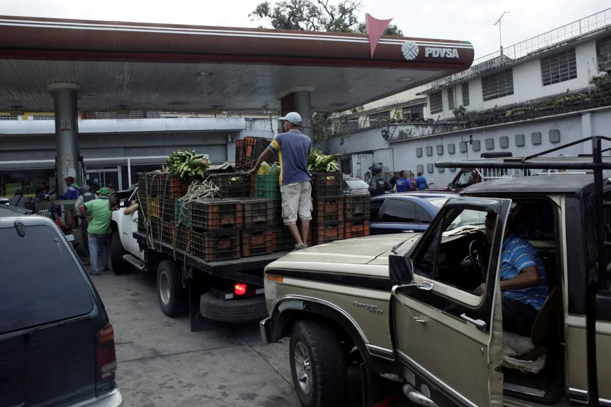 Motorists line up for fuel at a gas station of the Venezuelan state-owned oil company PDVSA in San Cristobal, Venezuela on Nov. 10, 2018 . (Carlos Eduardo Ramirez/Reuters)