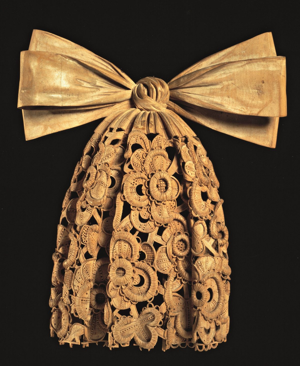 Cravat carving limewood 1690
