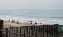 Video: Advance Wave of Migrant Caravan Reaches US Border, Several Scale Border Fence