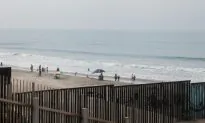 Video: Advance Wave of Migrant Caravan Reaches US Border, Several Scale Border Fence