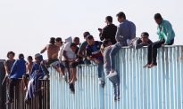 Videos of the Day: Migrants Climb US-Mexico Border Wall