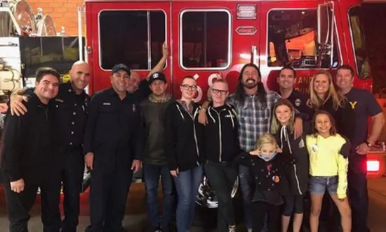 Foo Fighters’ Dave Grohl Delivers BBQ to Firefighters in Southern California