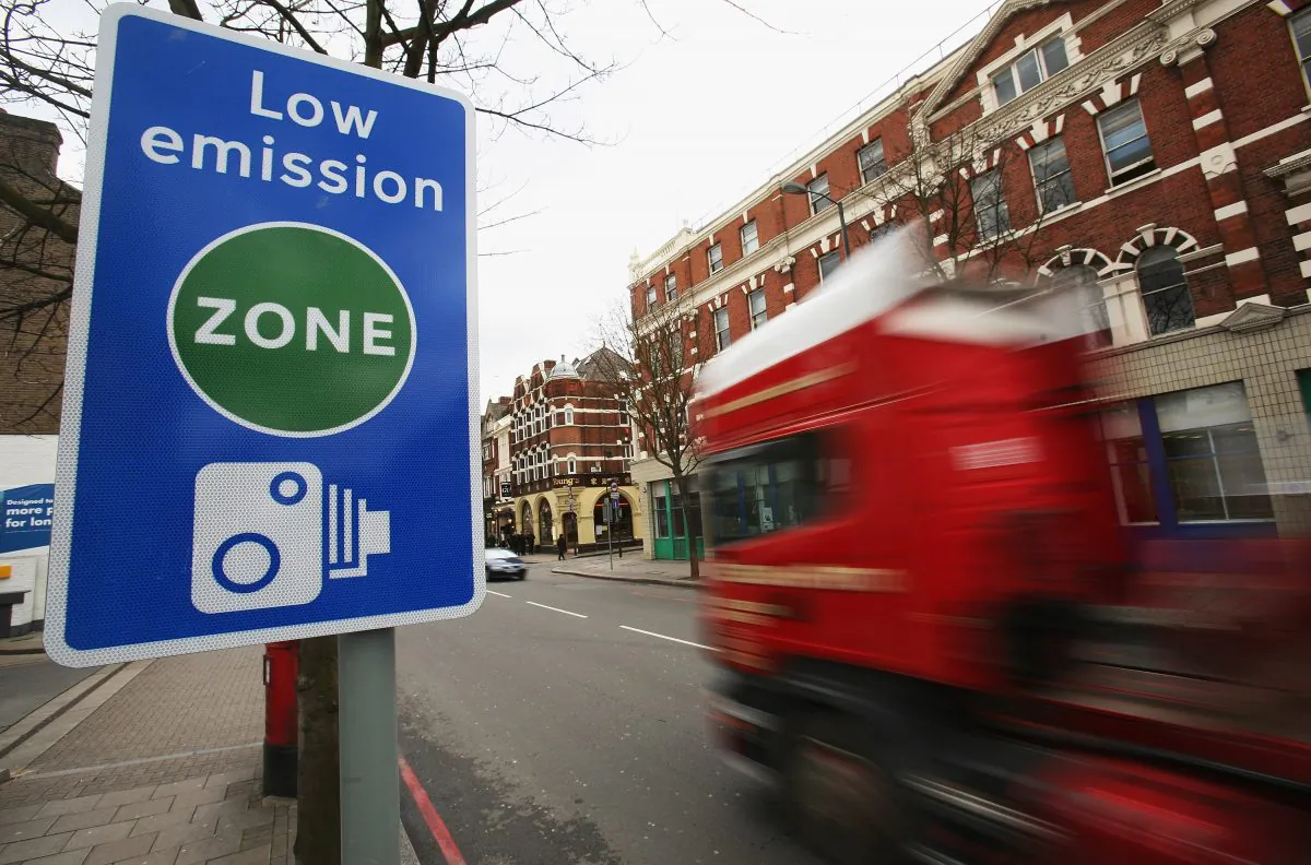 File photo showing a Low Emission Zone sign in London, UK, Feb. 4, 2008. (Daniel Berehulak/Getty Images)
