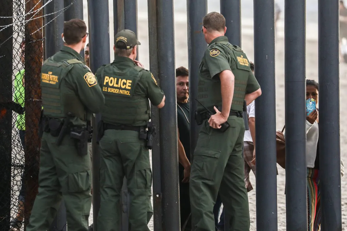 Border Patrol monitors the U.S.-Mexico border fence at Friendship Park in San Ysidro, Calif., on Nov. 15, 2018. (Charlotte Cuthbertson/The Epoch Times)