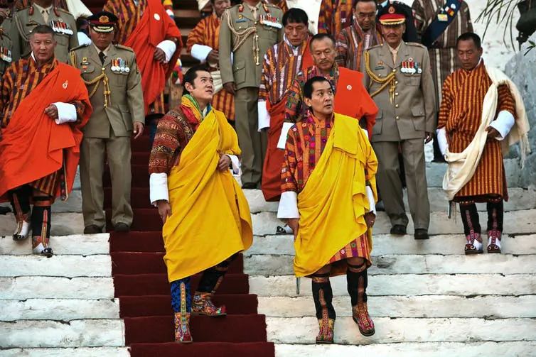 Jigme Singye Wangchuck, the fourth King of Bhutan (R) and the current king, his son, Jigme Khesar Namgyel Wangchuck (L). (Gelay Jamtsho / flickr, CC BY-NC-SA)